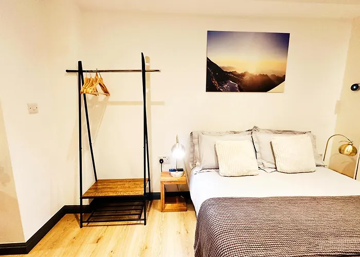 Hidden Retreat With Steam Room, King Bed Near Tube